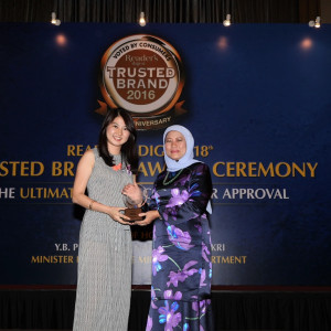 Left-Consumer-Product-Manager-of-Goodyear-Malaysia-Ms-Lim-Jia-Yuen-receiving-the-Reader’s-Digest-Trusted-Brand-Award-Malaysia-2016